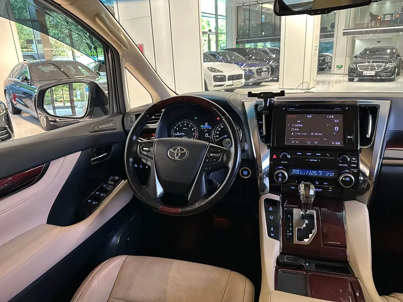 Toyota Alphard 2016 — Фото 6/16