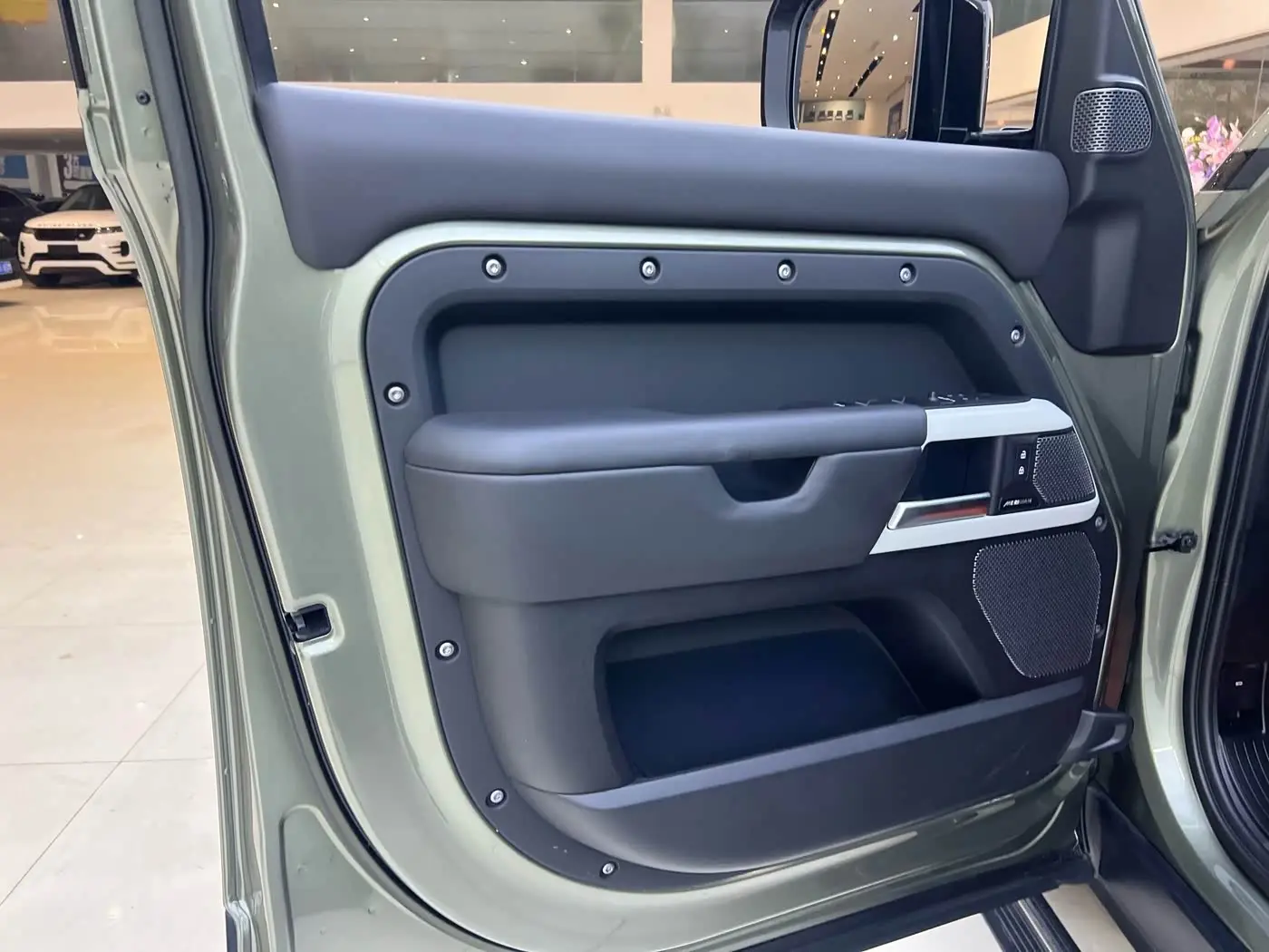 Land Rover Defender 2023 — Photo 8/20