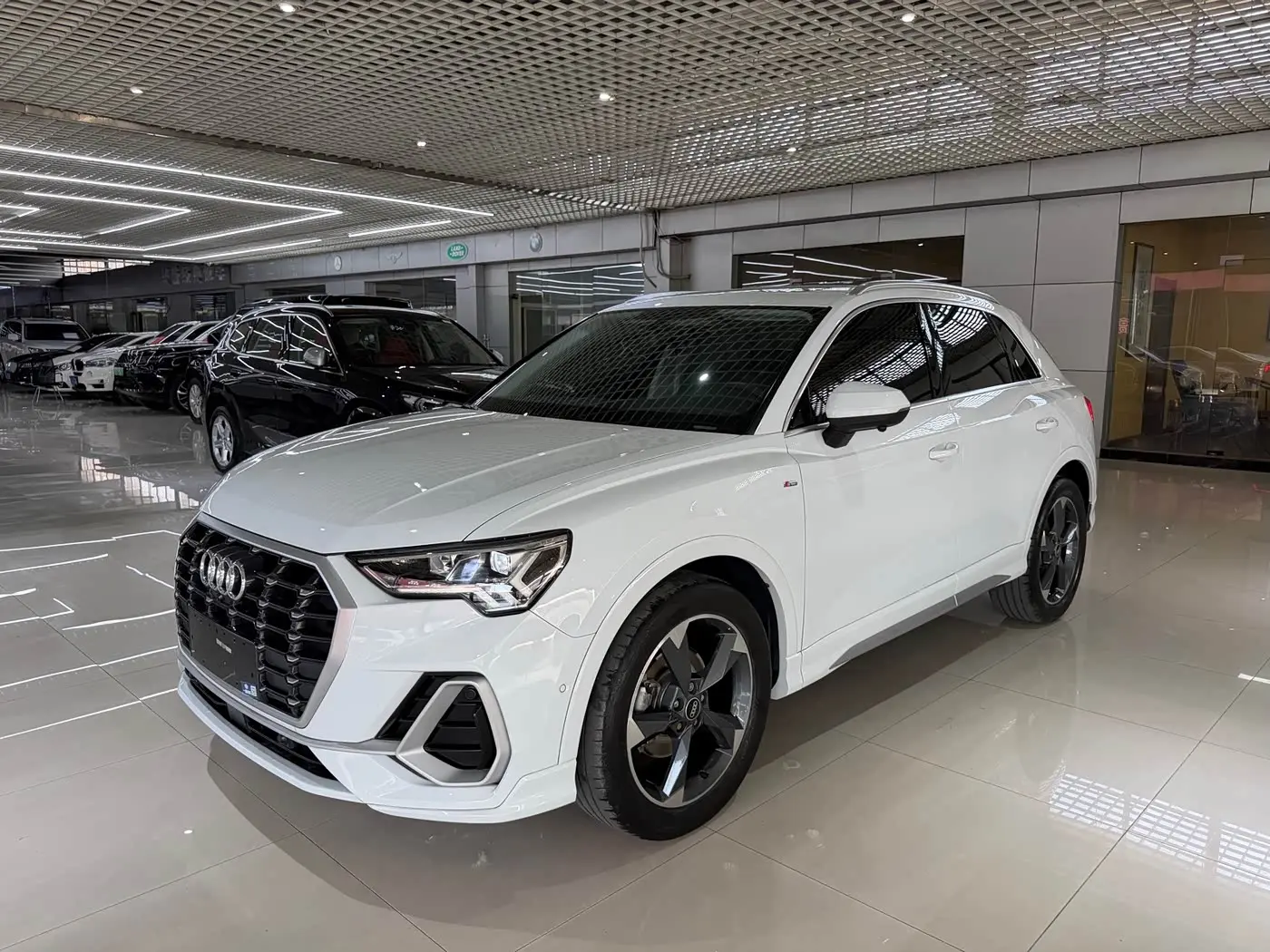 Audi Q3 2022 — Фото 1/18