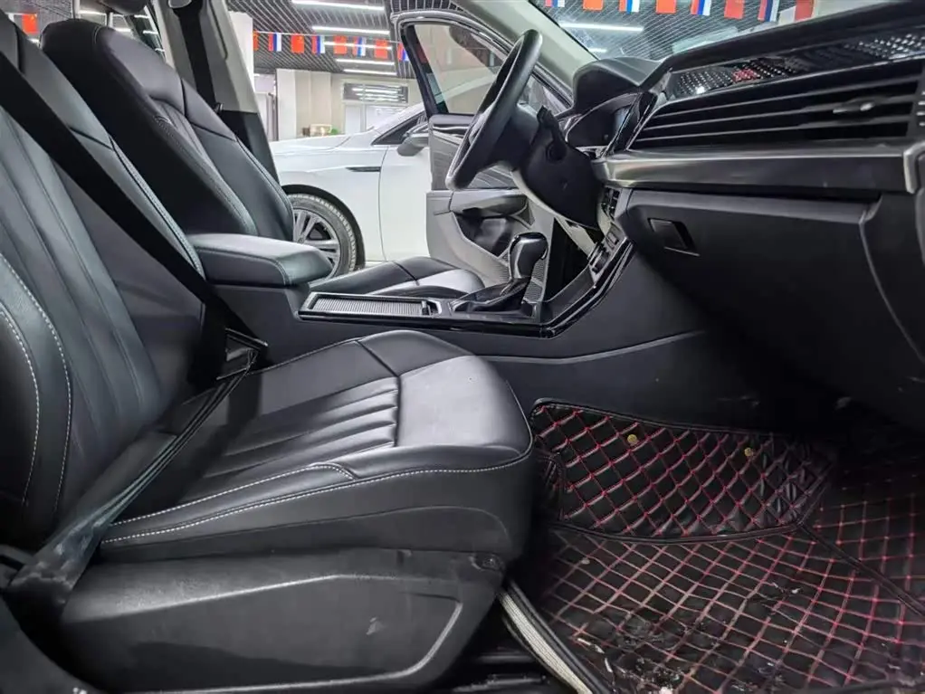 Volkswagen Passat 2023 — Photo 7/10