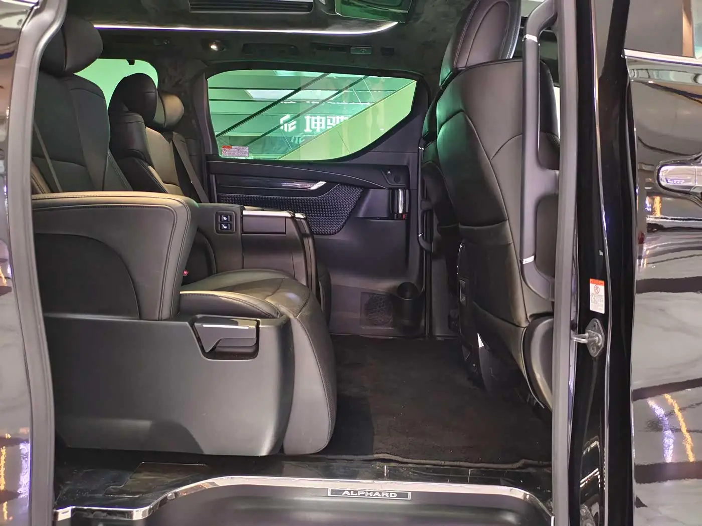 Toyota Alphard 2019 — Photo 20/20