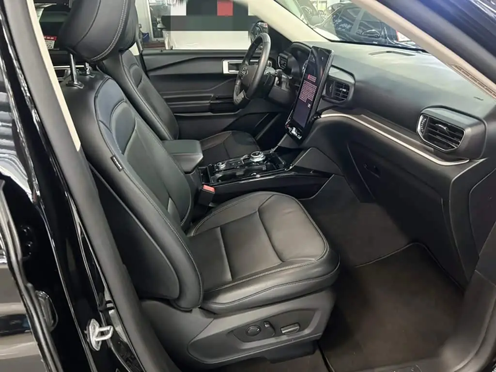 Ford Explorer 2022 — Photo 14/20