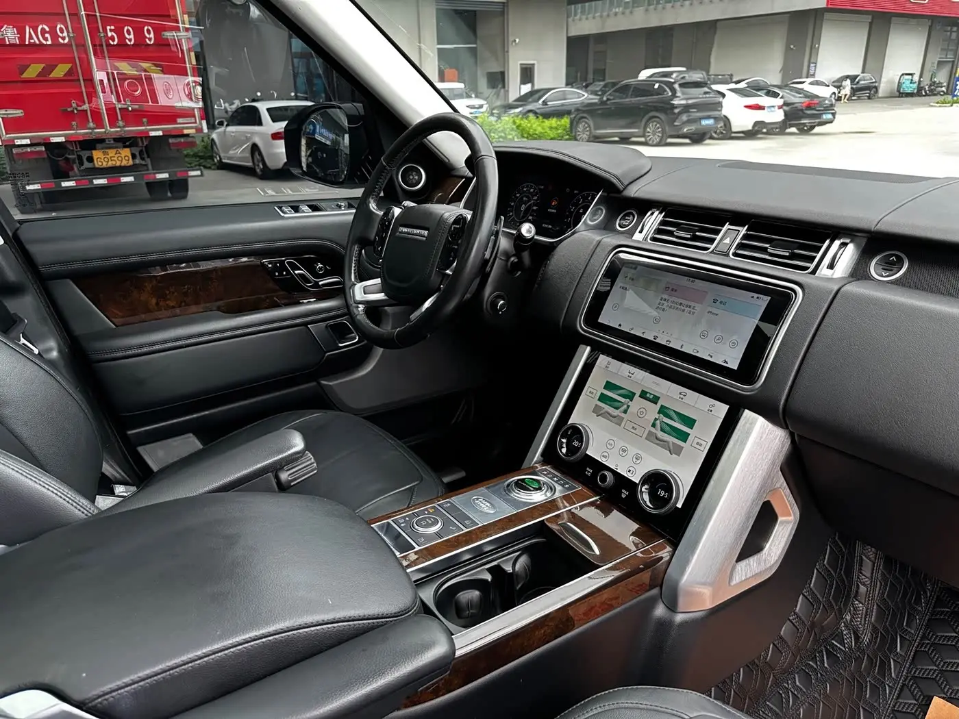 Land Rover Range Rover 2022 — Photo 9/12