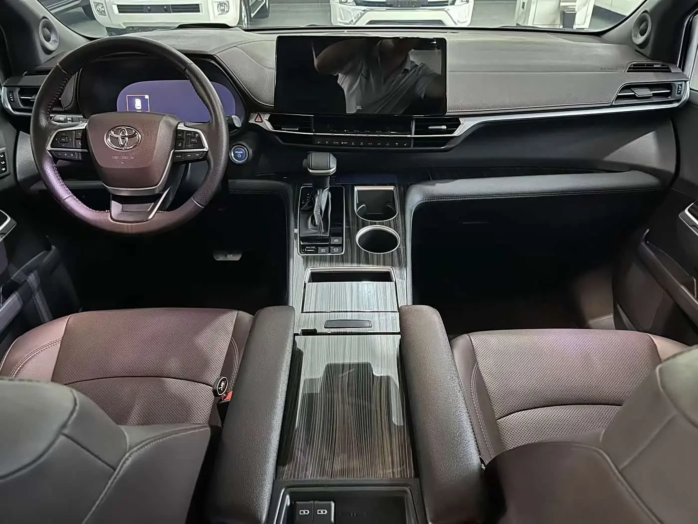Toyota Sienna 2023 — Photo 6/9