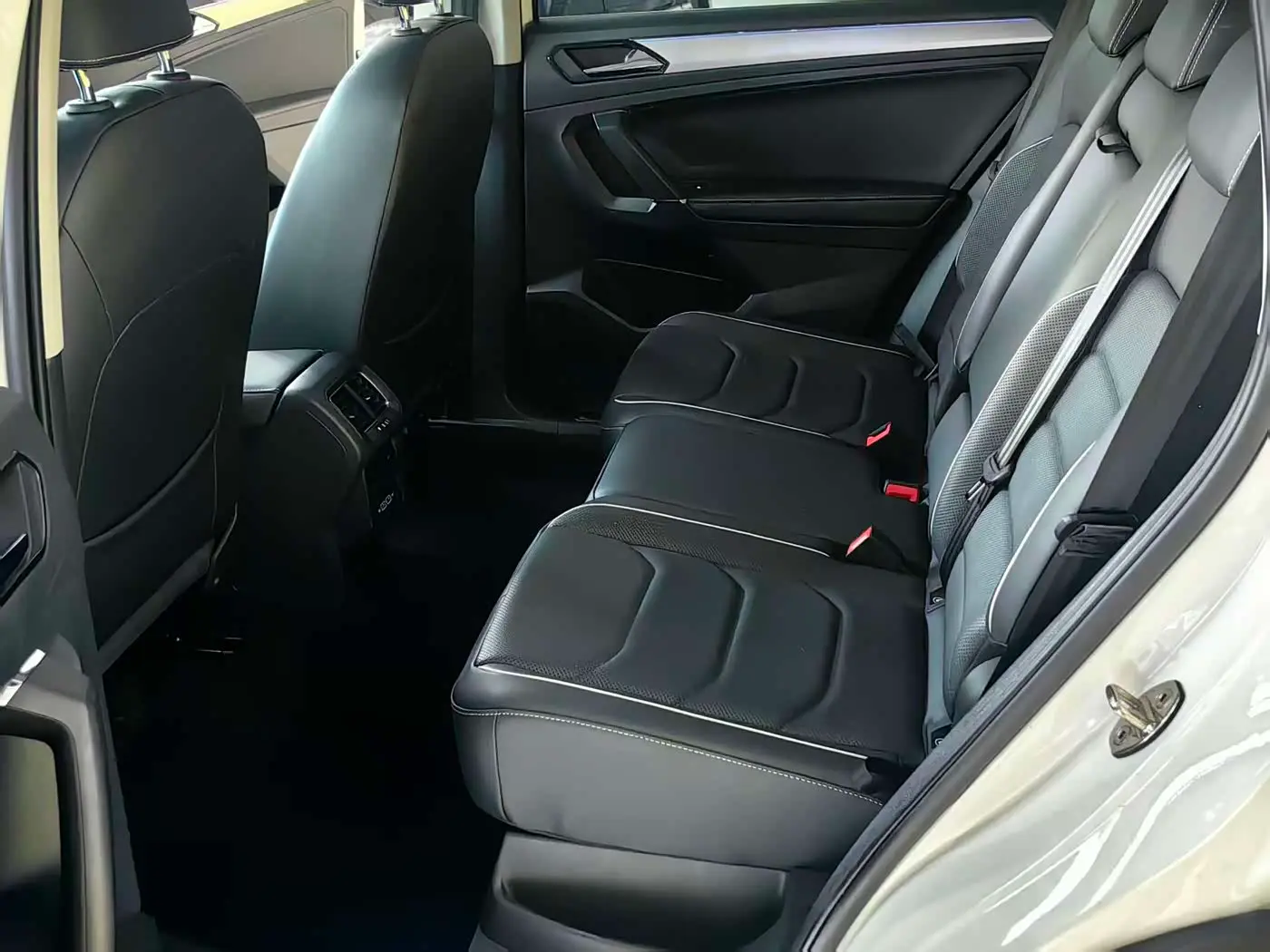 Volkswagen Tiguan L PHEV 2021 — Photo 12/13