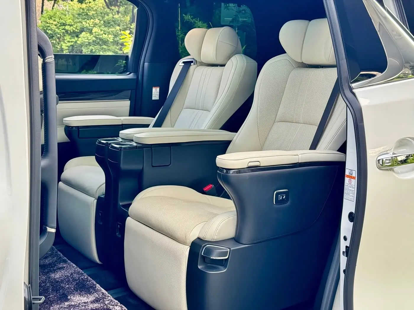 Lexus LM 2020 — Photo 7/18