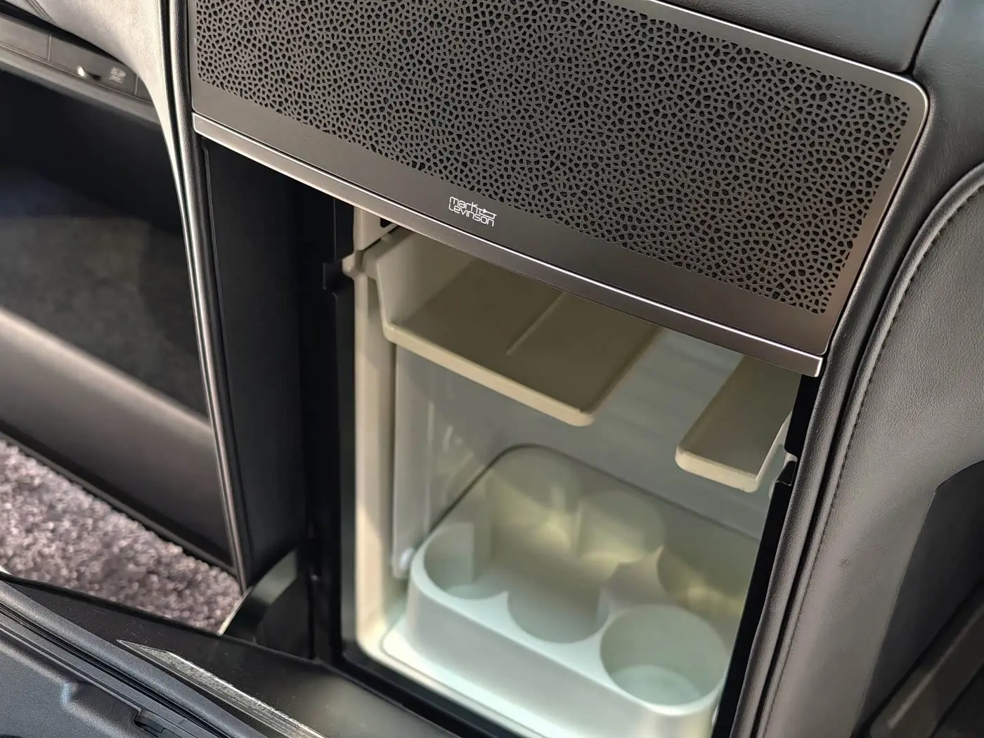 Lexus LM 2022 — Photo 12/20
