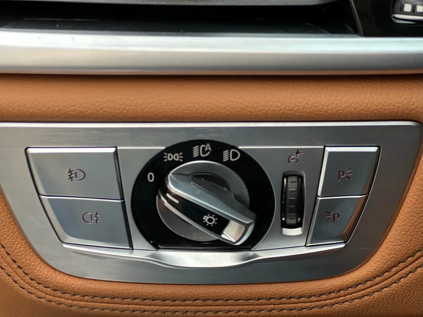 BMW 7 Series 2017 — Фото 12/20