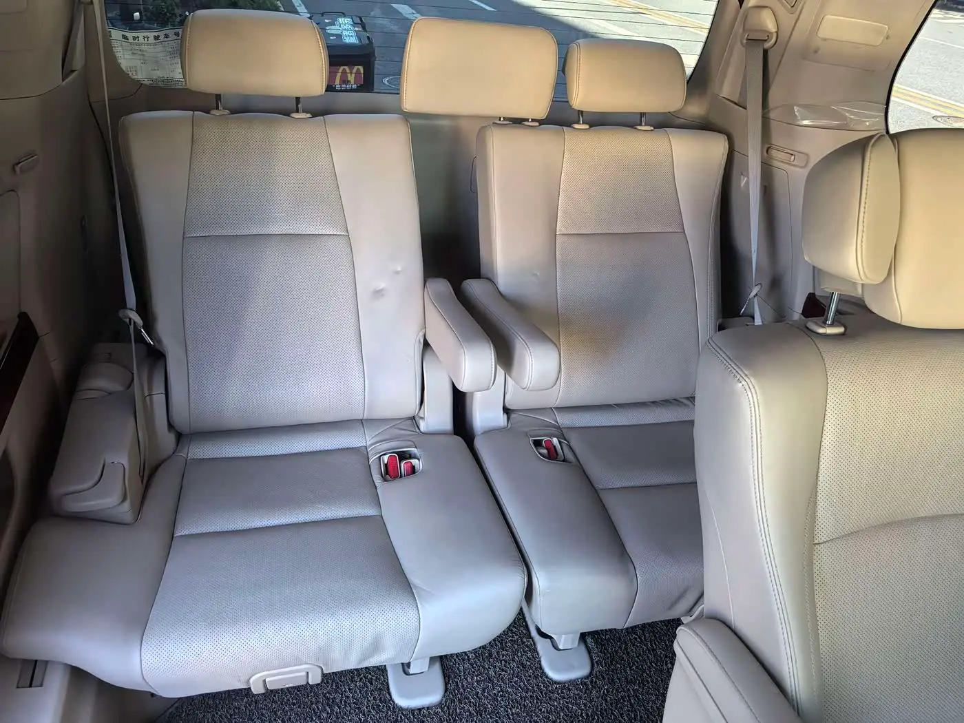 Toyota Alphard 2010 — Photo 15/20