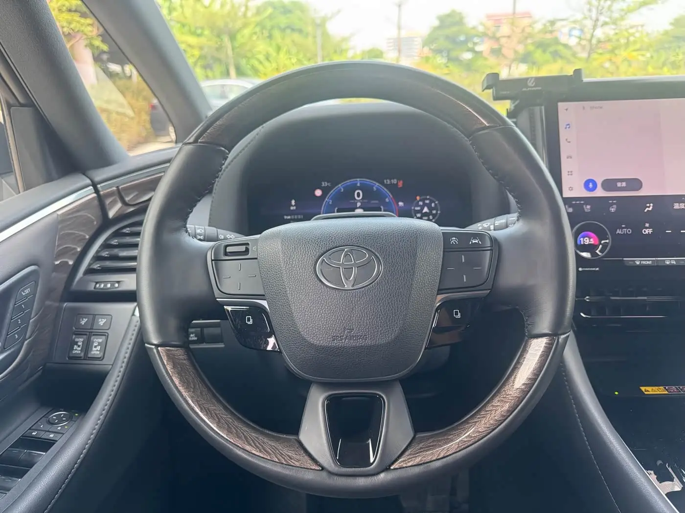 Toyota Alphard 2023 — ფოტო 10/18