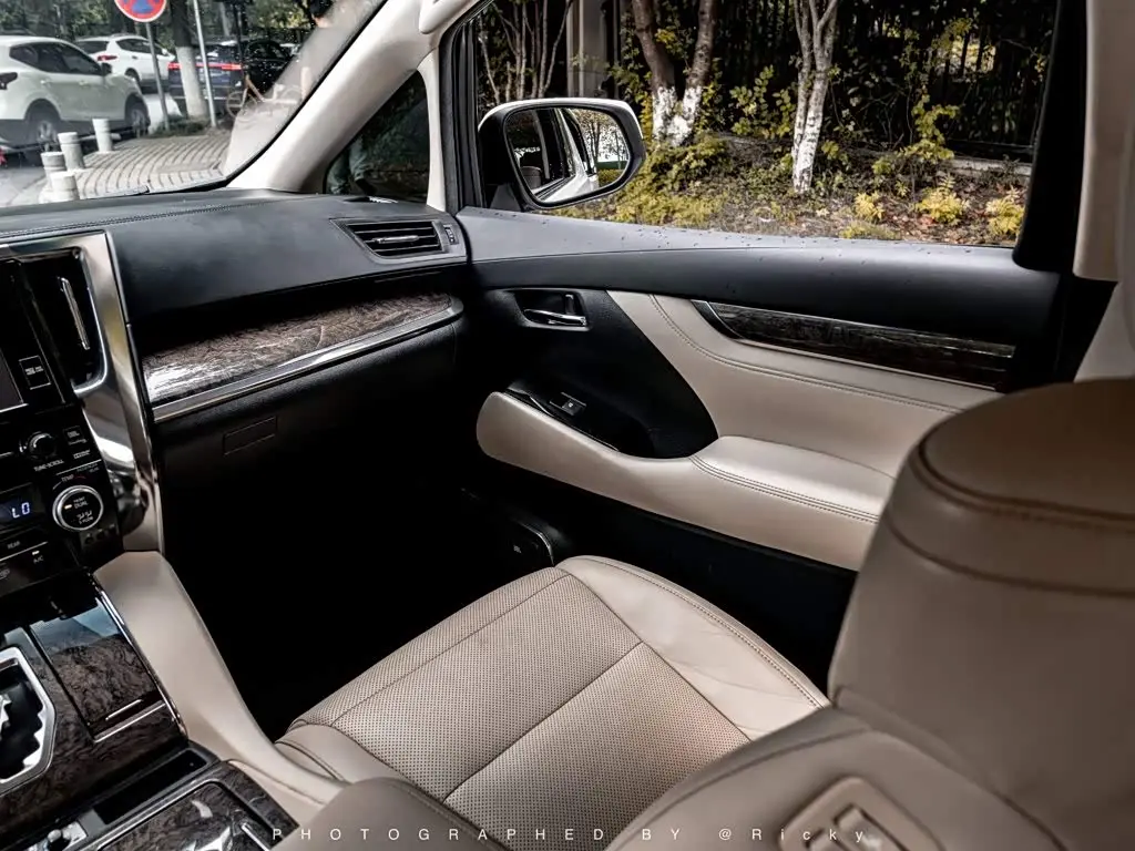 Toyota Alphard 2020 — Photo 9/18