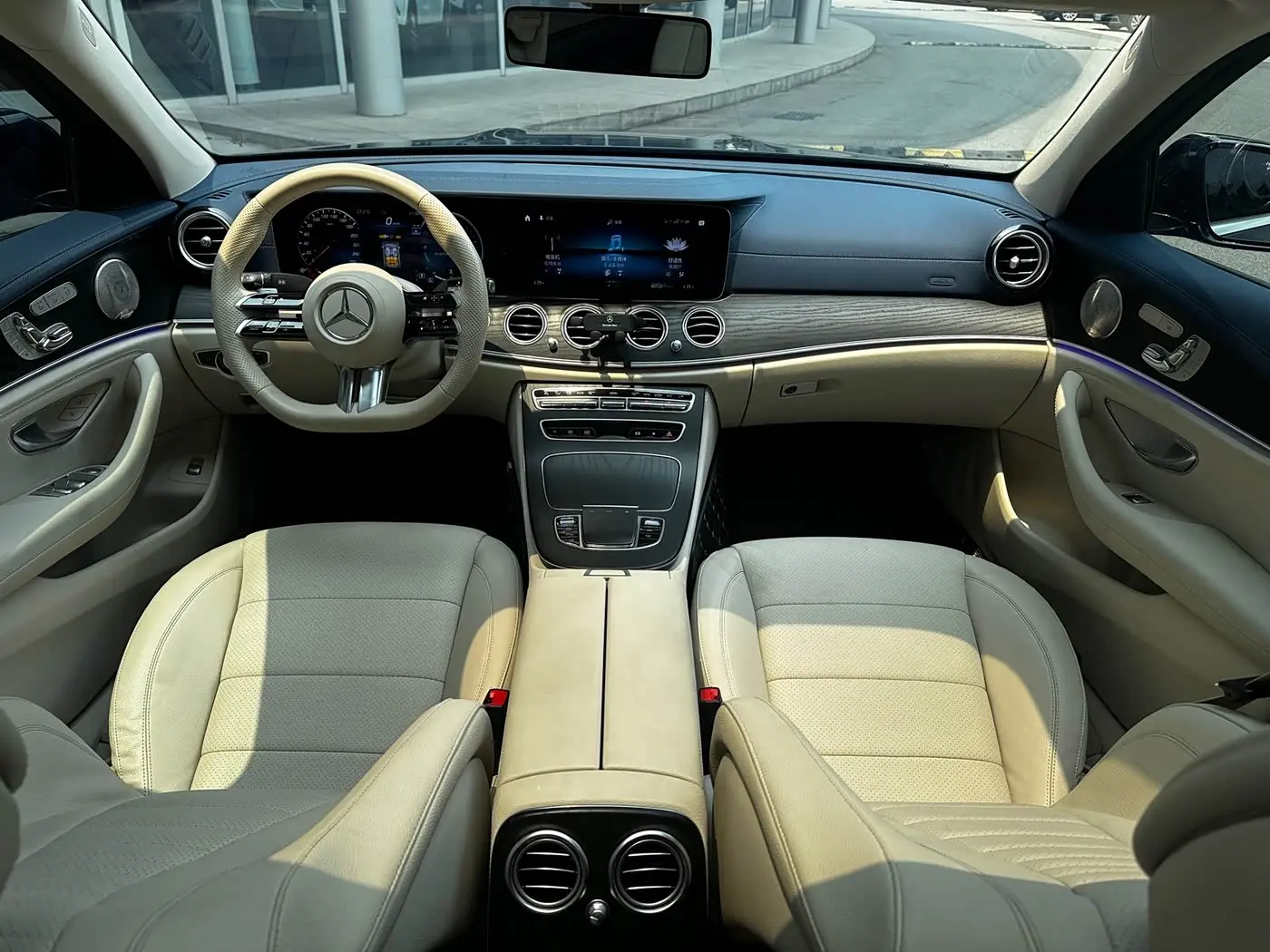 Mercedes-Benz E-Class 2023 — Photo 4/14