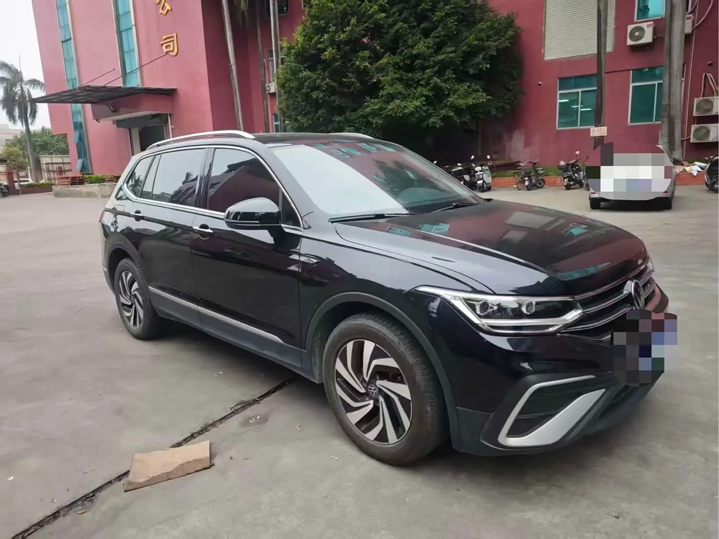 Volkswagen Tiguan L 2024 — Photo 2/8