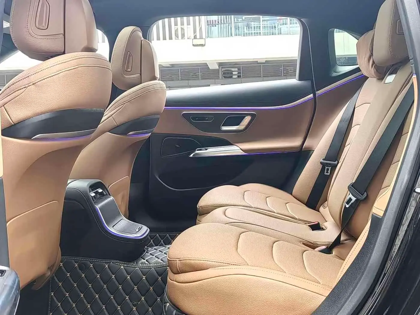 Mercedes-Benz E-Class 2023 — Photo 5/11