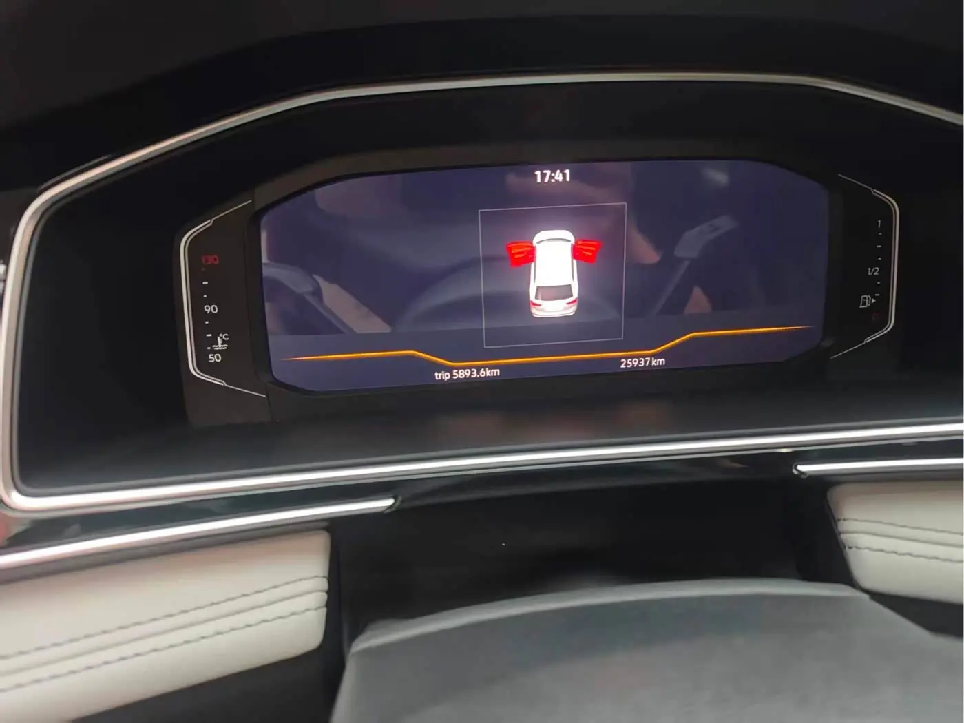 Volkswagen Tiguan L 2024 — Photo 3/8