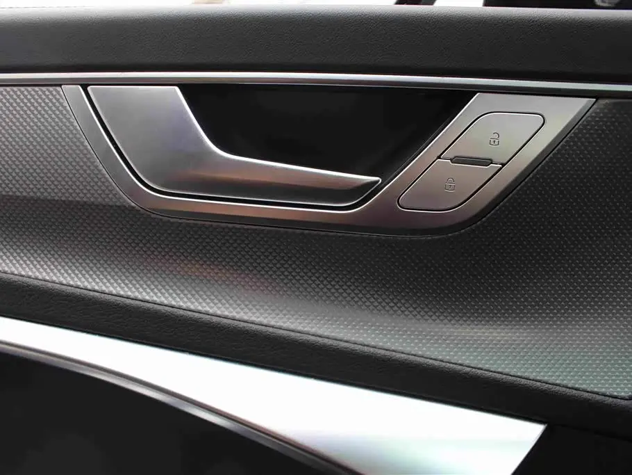 Audi A6L 2025 — Photo 8/17