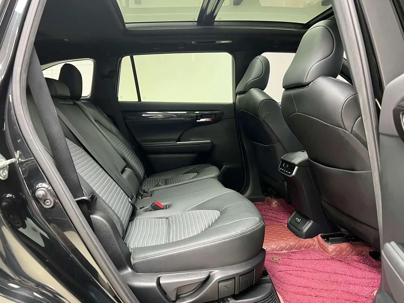 Toyota Crown Kluger 2023 — Photo 10/19
