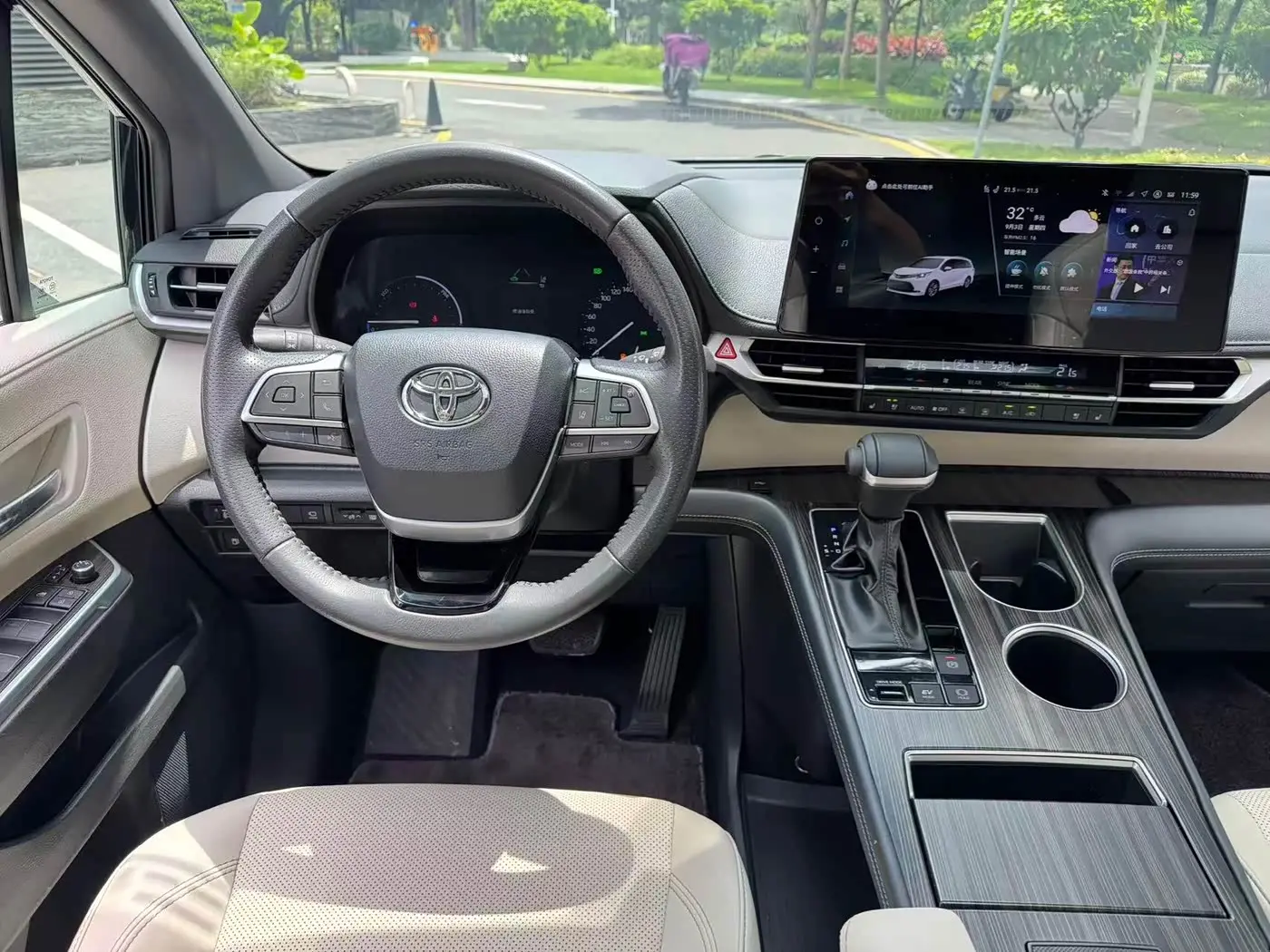 Toyota Sienna 2024 — ფოტო 13/18