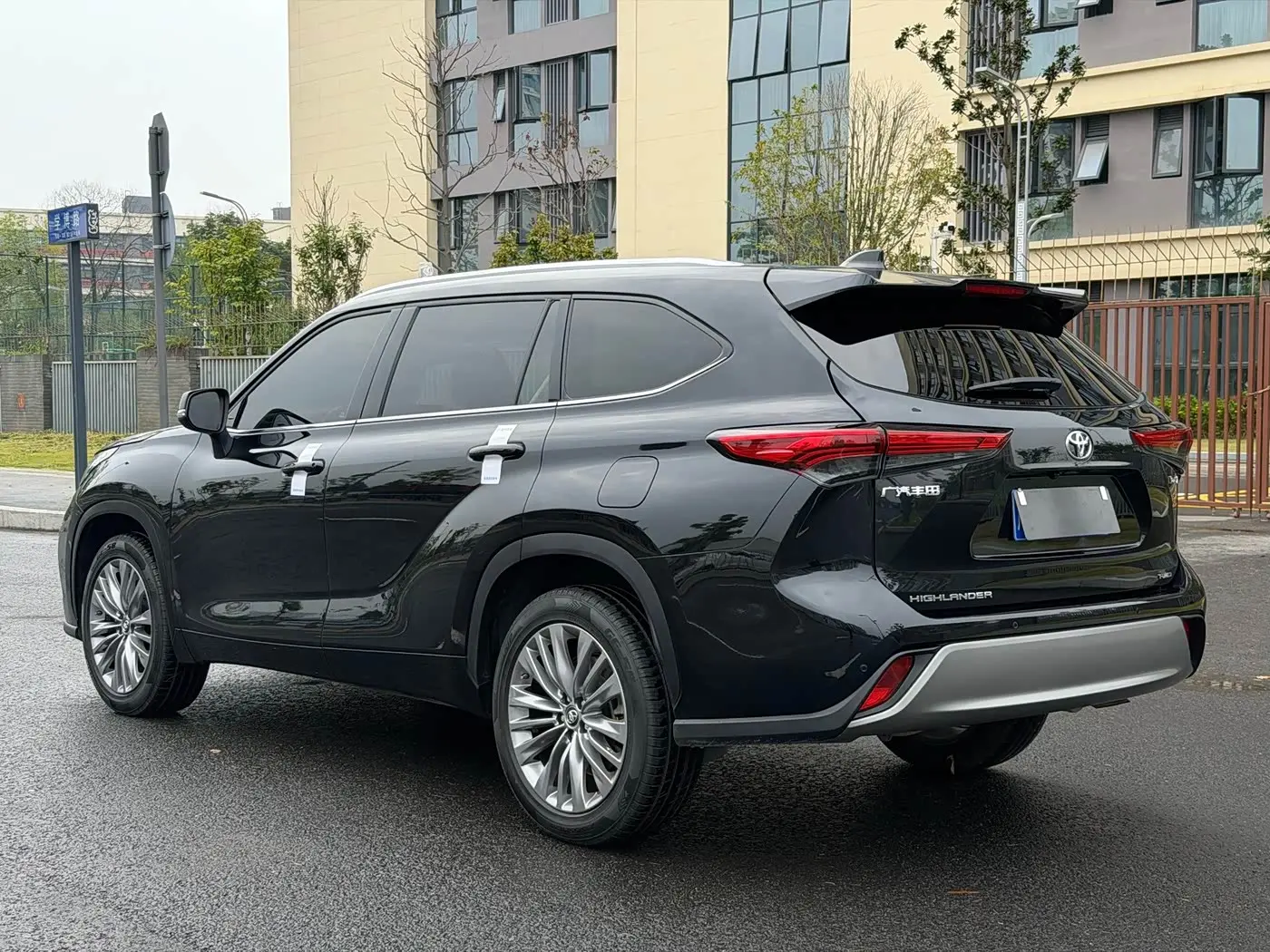 Toyota Highlander 2023 — Şəkil 14/18