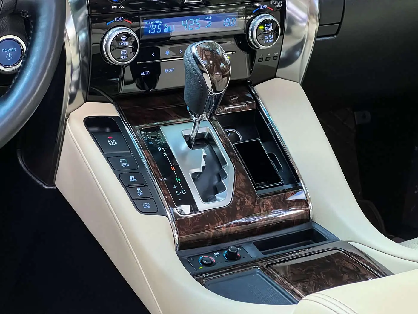 Toyota Alphard 2022 — Photo 15/20
