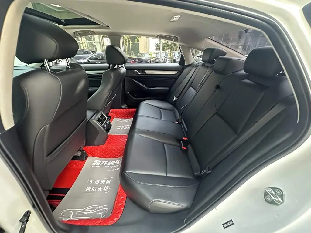 Honda Accord 2023 — Photo 8/14