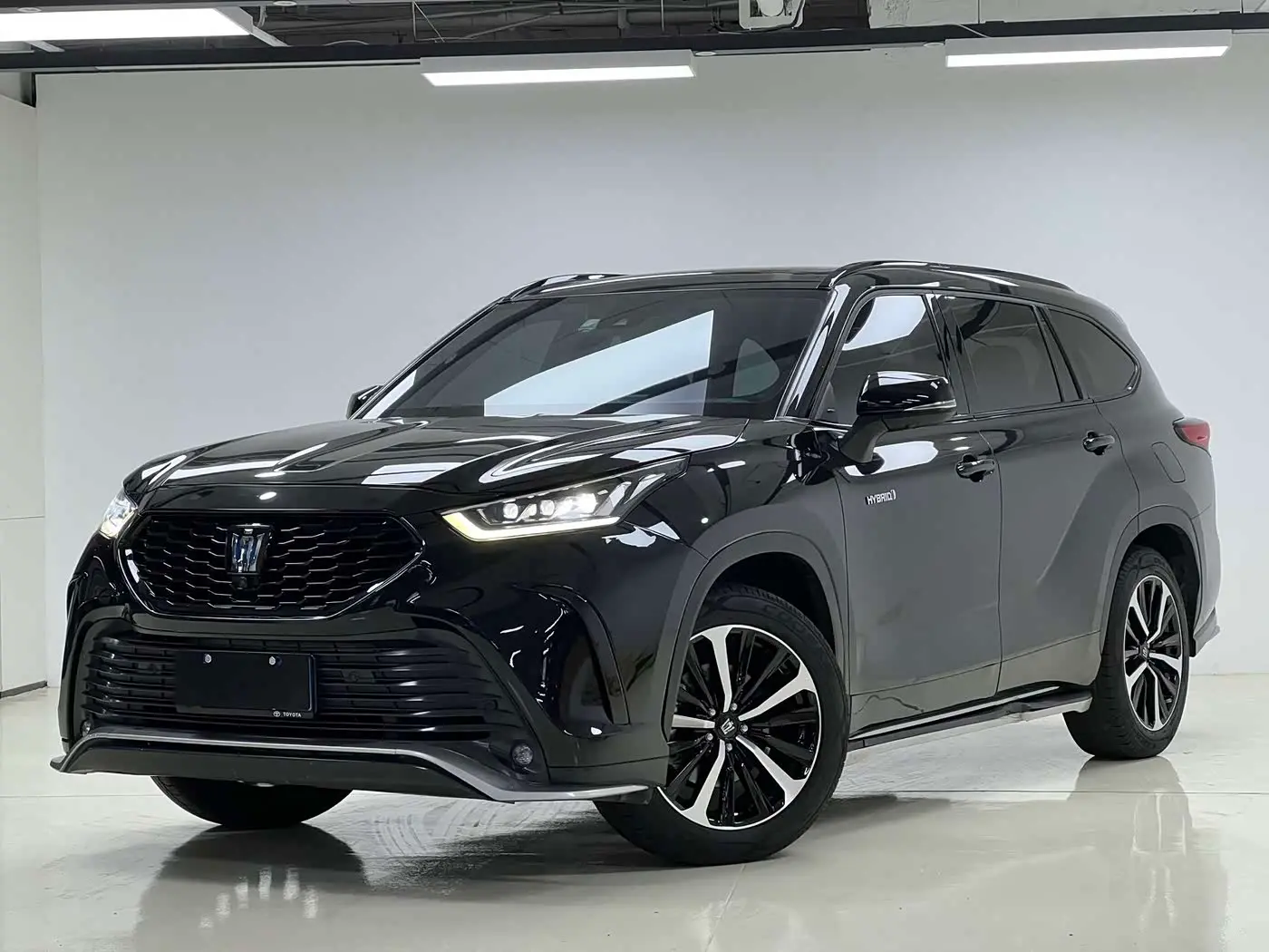 Toyota Crown Kluger 2023 — Photo 1/19