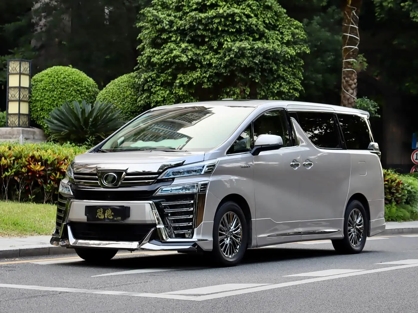 Toyota Vellfire 2020 — Photo 1/19