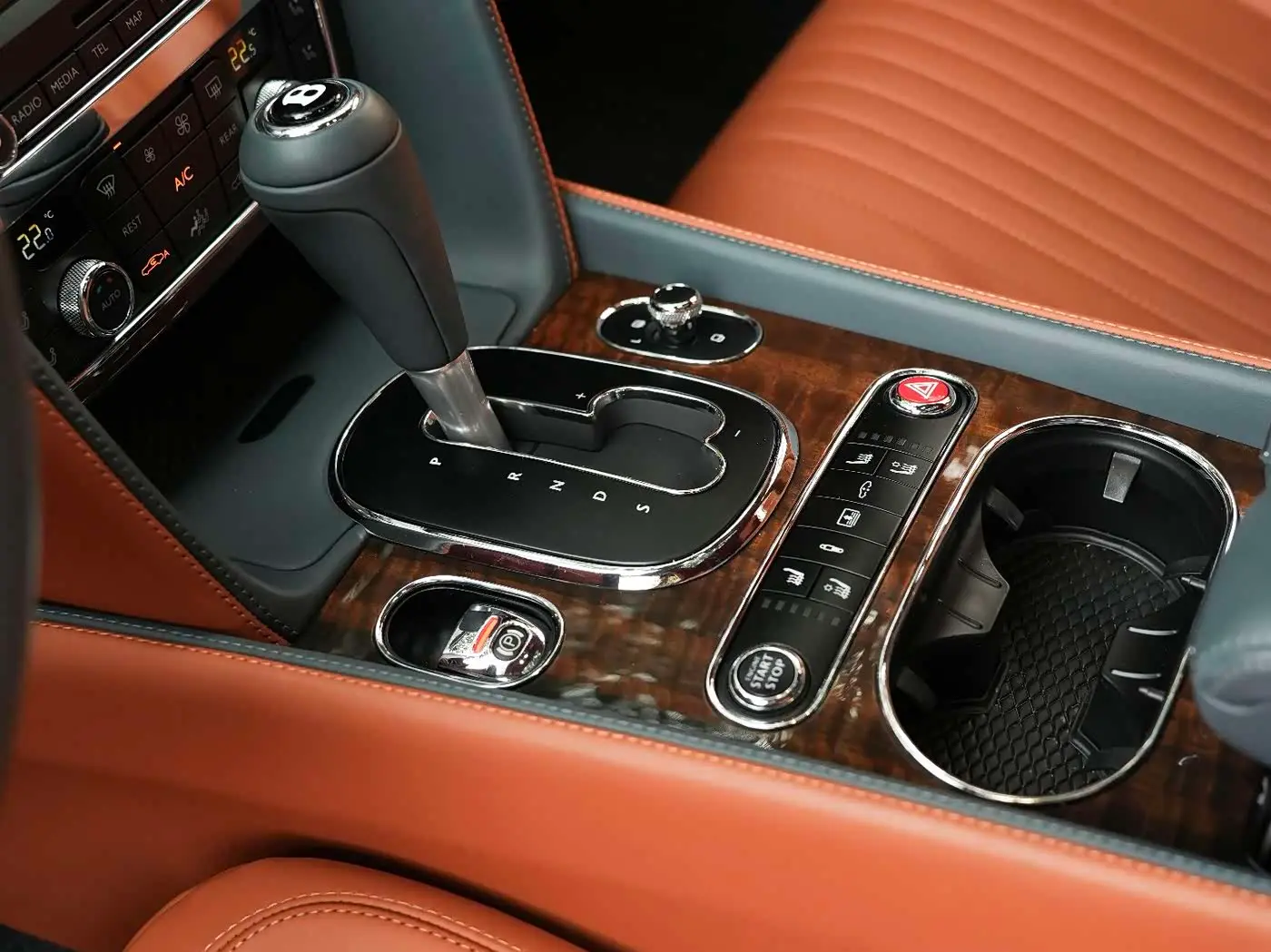 Bentley Flying Spur 2018 — Фото 11/19