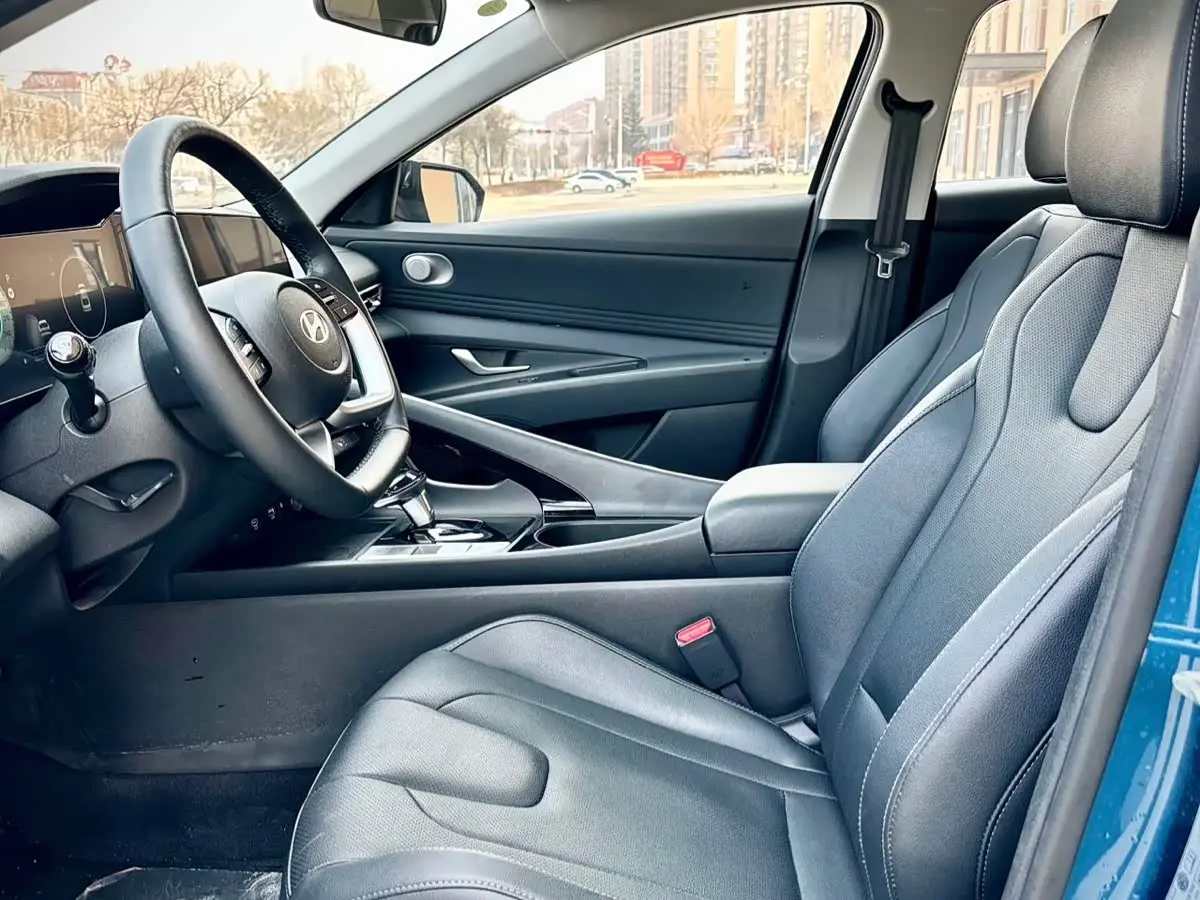 Hyundai Elantra 2023 — Фото 10/20
