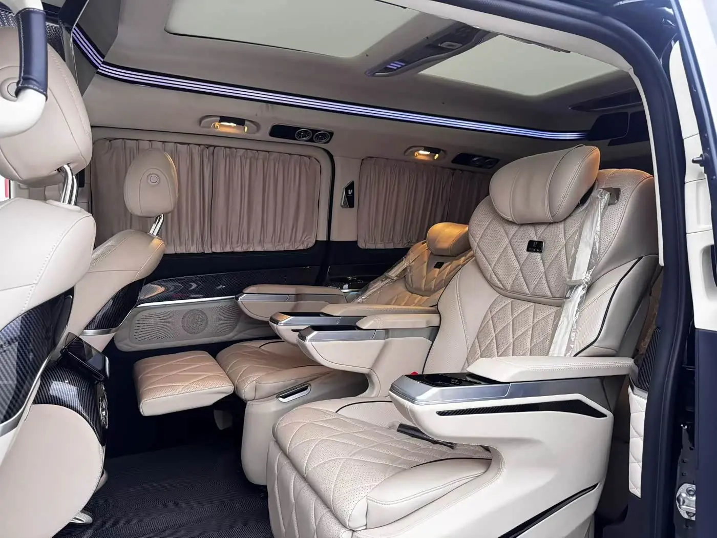 Mercedes-Benz V-Class 2024 — Photo 13/16