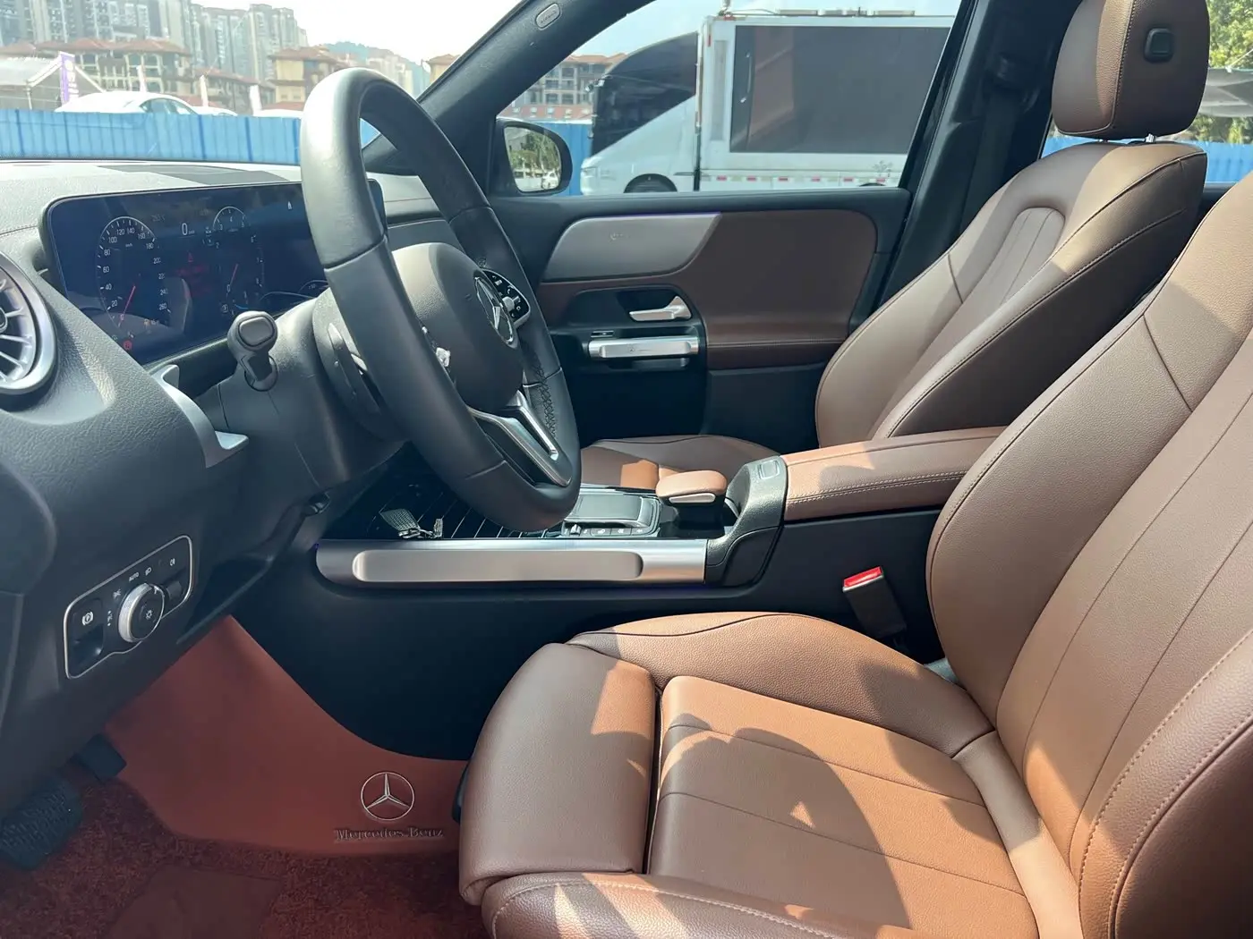 Mercedes-Benz GLB 2023 — Фото 4/9