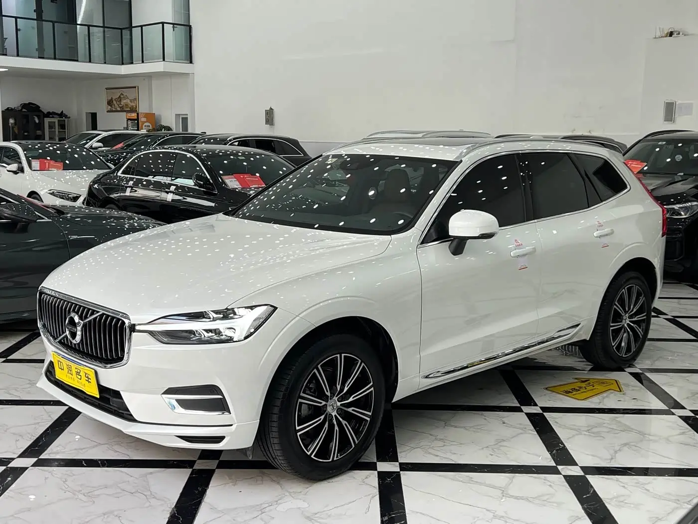 Volvo XC60 2021 — Фото 1/17