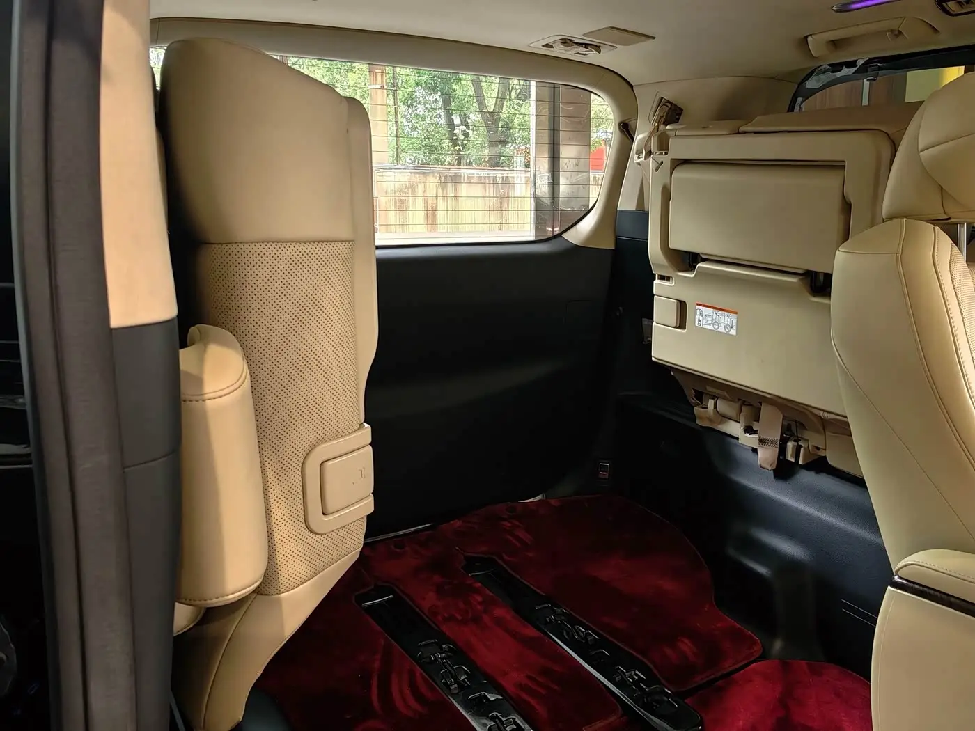 Toyota Alphard 2018 — Photo 19/20