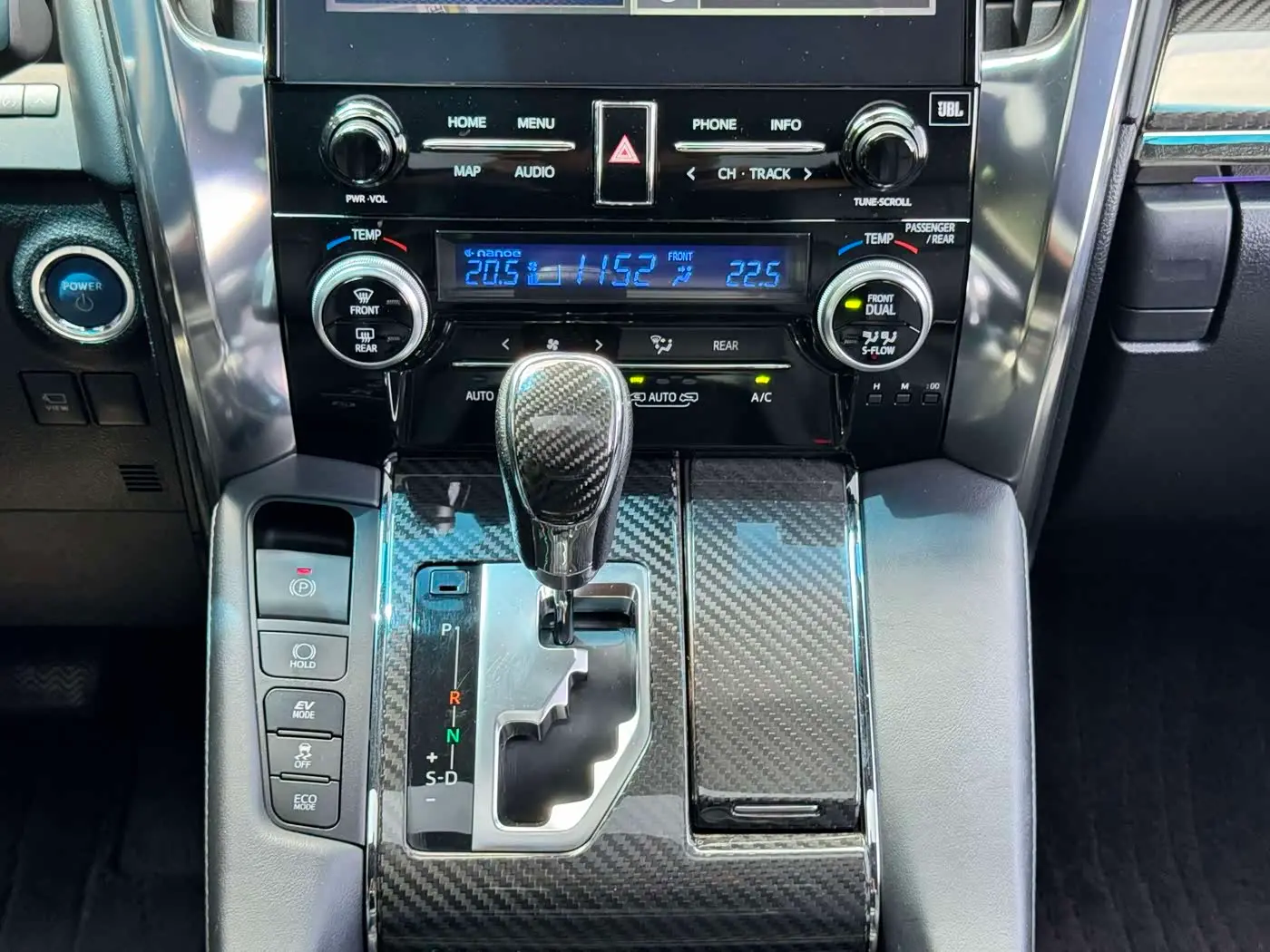 Toyota Vellfire 2020 — Photo 8/13