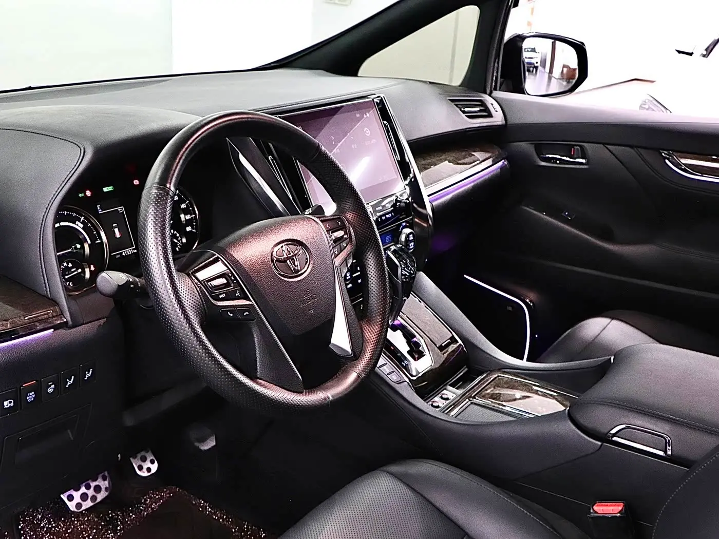 Toyota Vellfire 2023 — Photo 10/20