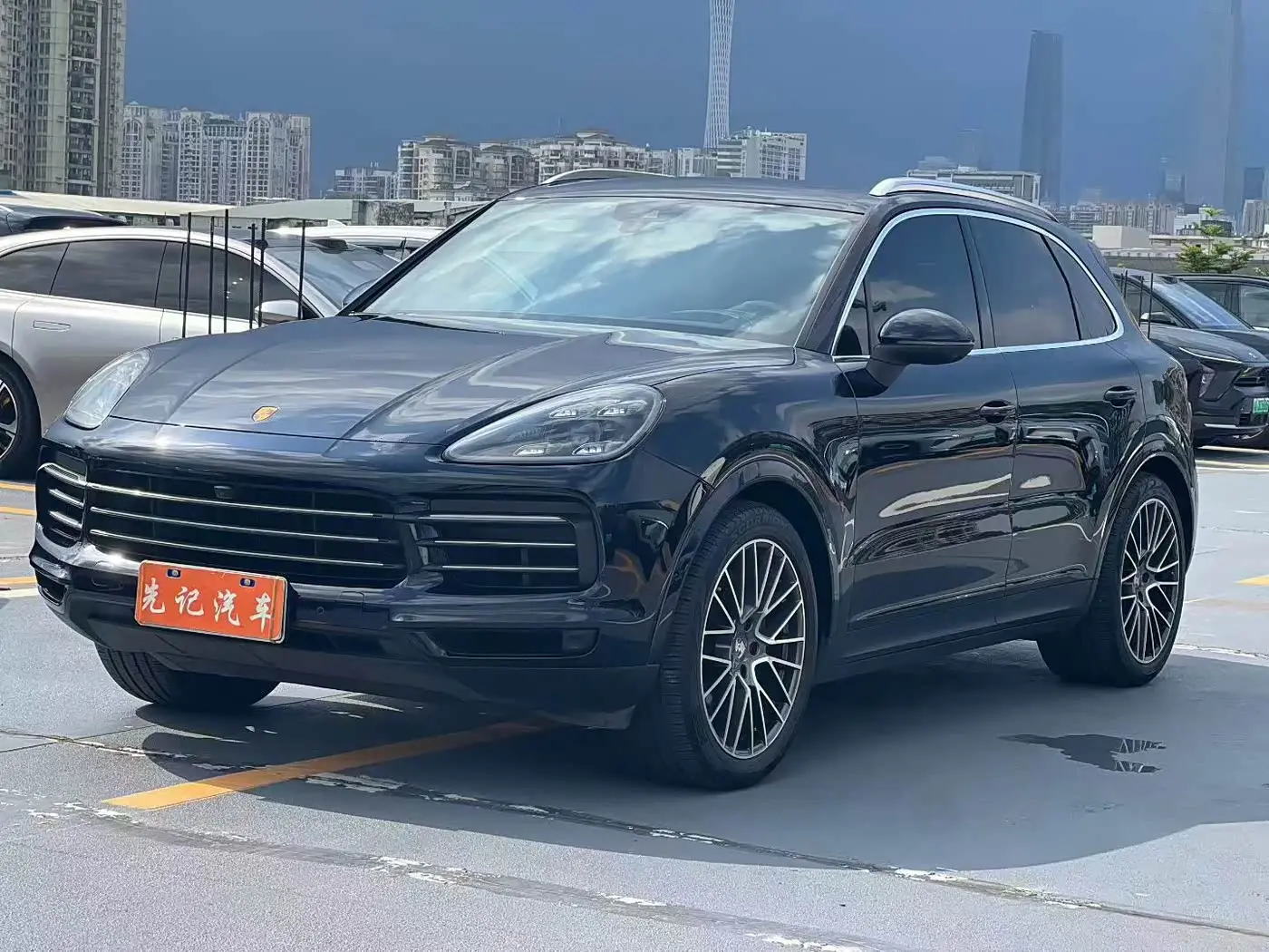Porsche Cayenne 2022 — Photo 1/9