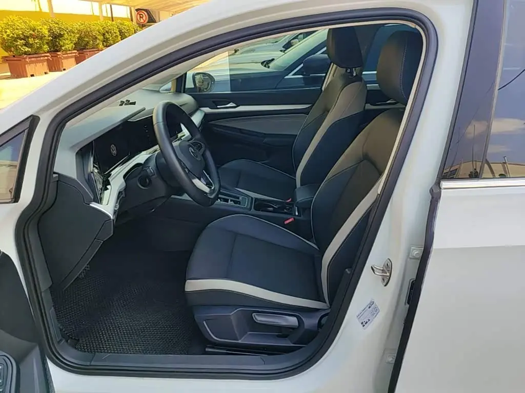 Volkswagen Golf 2024 — Photo 11/20