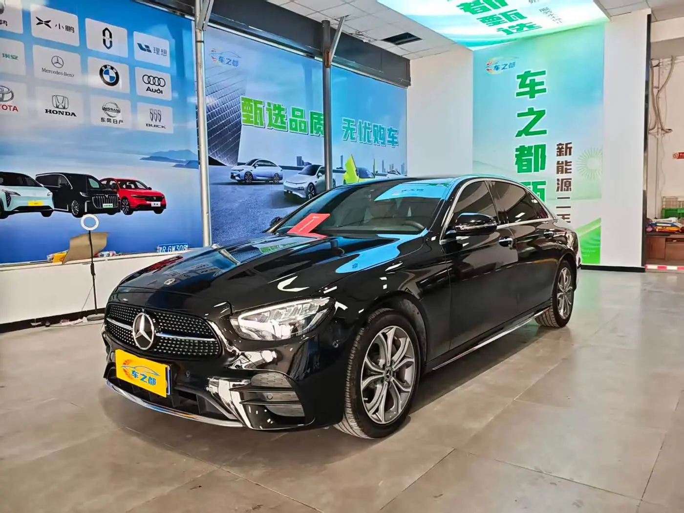 Mercedes-Benz E-Class 2022 — Photo 1/9
