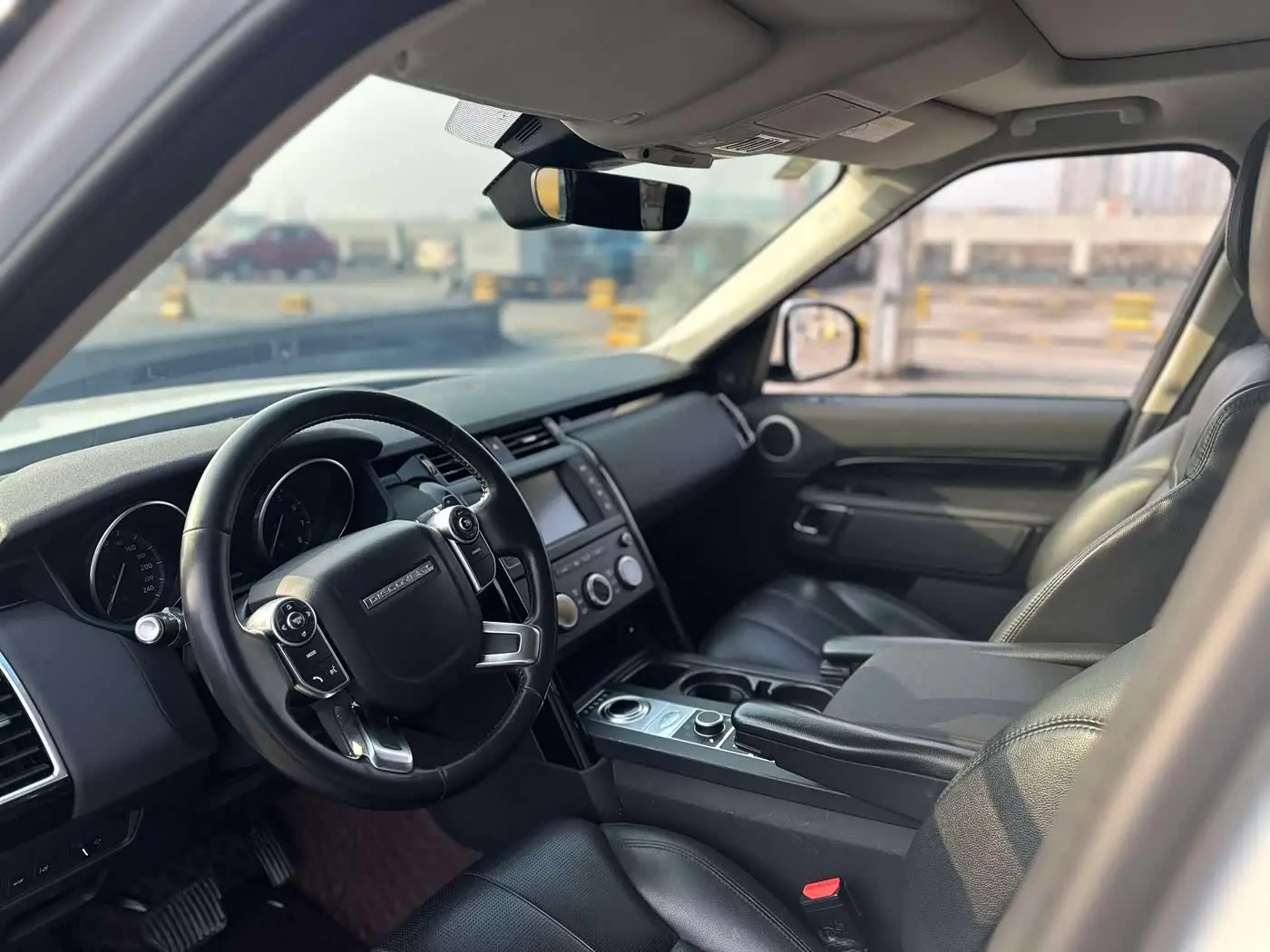 Land Rover Discovery 2018 — Photo 12/15