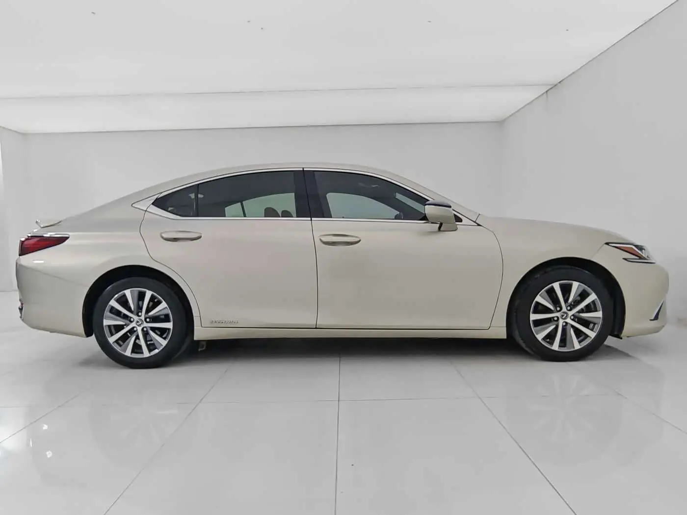 Lexus ES 2021 — Photo 7/20