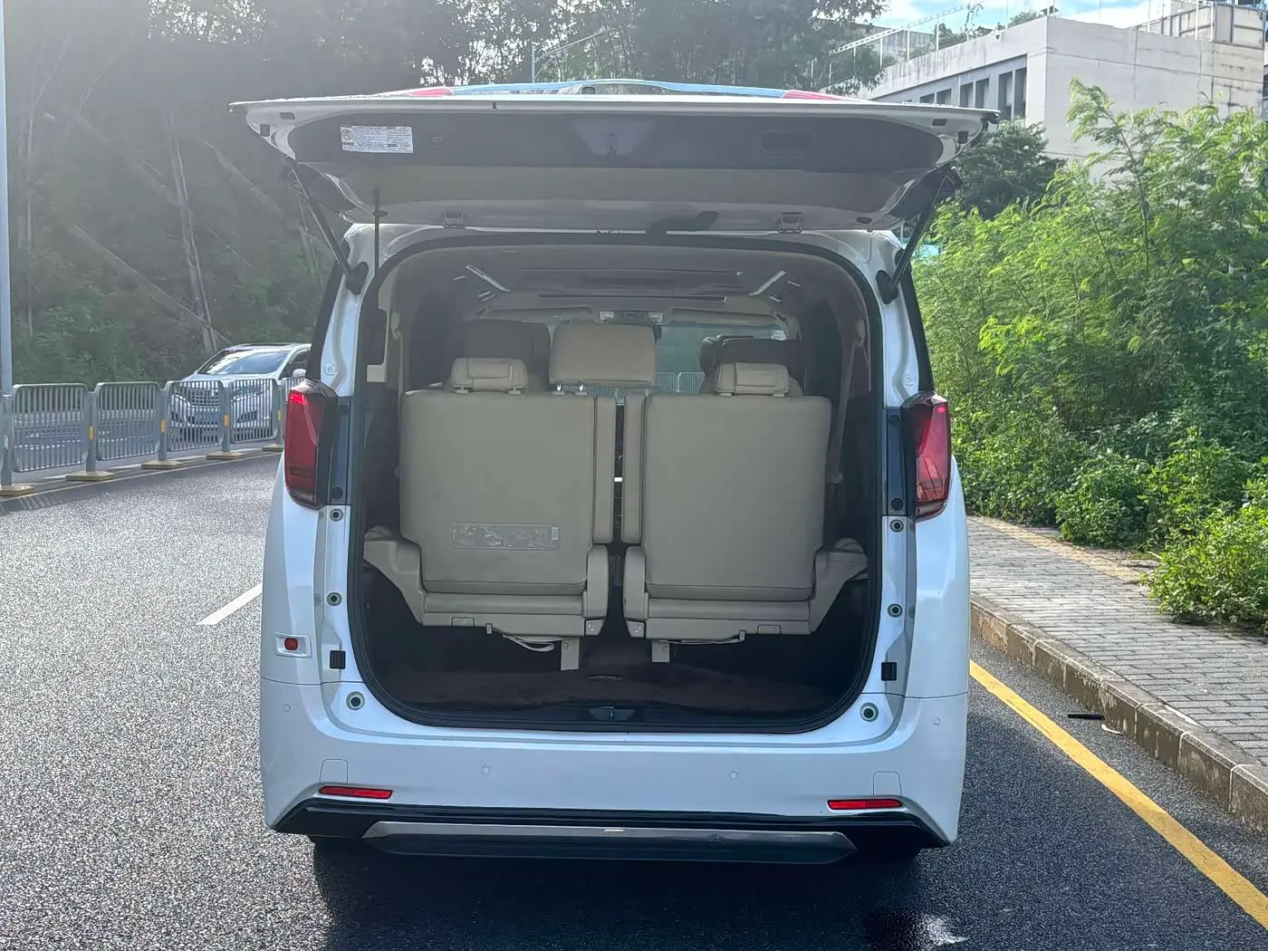Toyota Alphard 2023 — Photo 15/20
