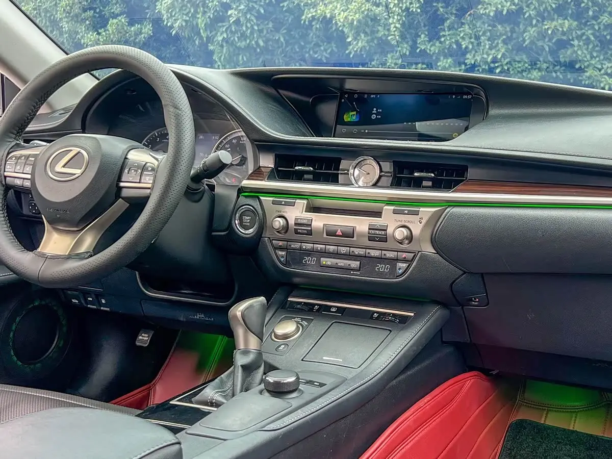 Lexus ES 2015 — Photo 13/15