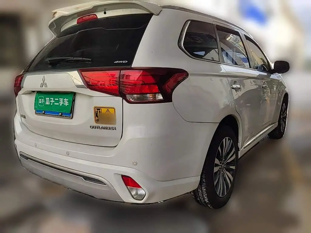 Mitsubishi Outlander 2021 — Photo 6/20