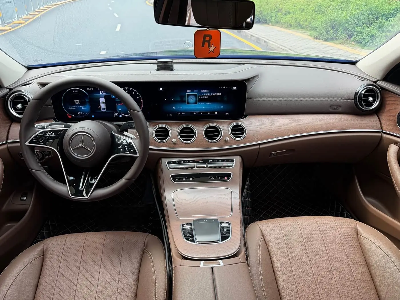 Mercedes-Benz E-Class 2023 — Фото 8/11