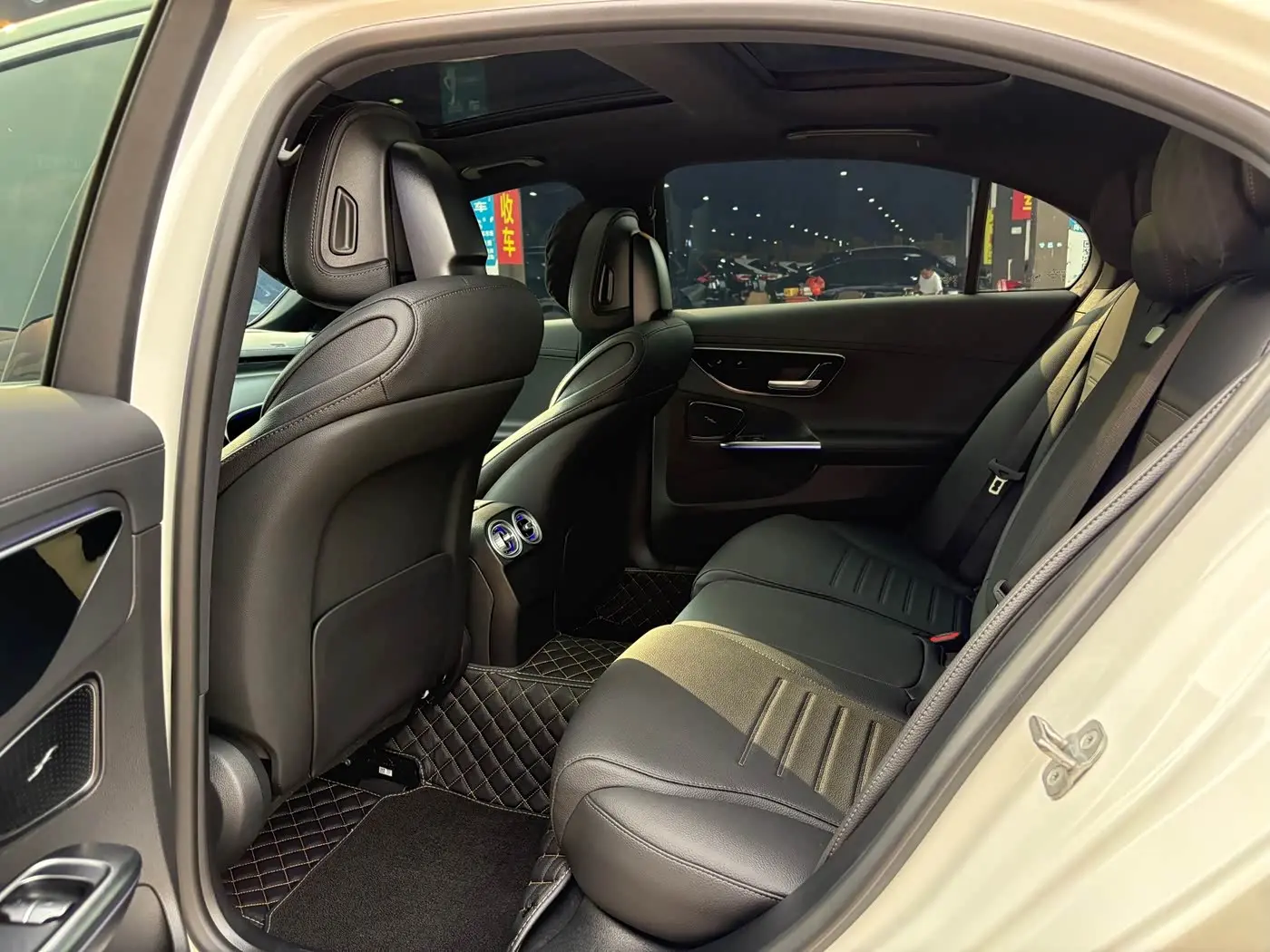 Mercedes-Benz C-Class 2025 — Photo 13/18