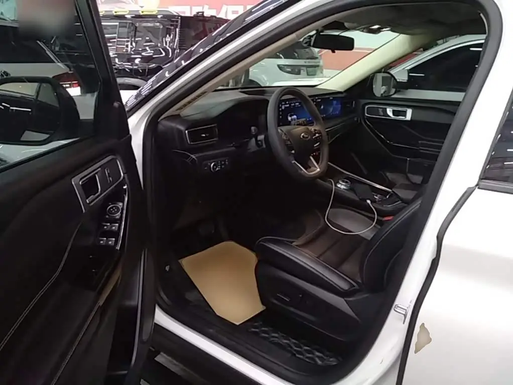 Ford Explorer 2022 — Photo 15/20