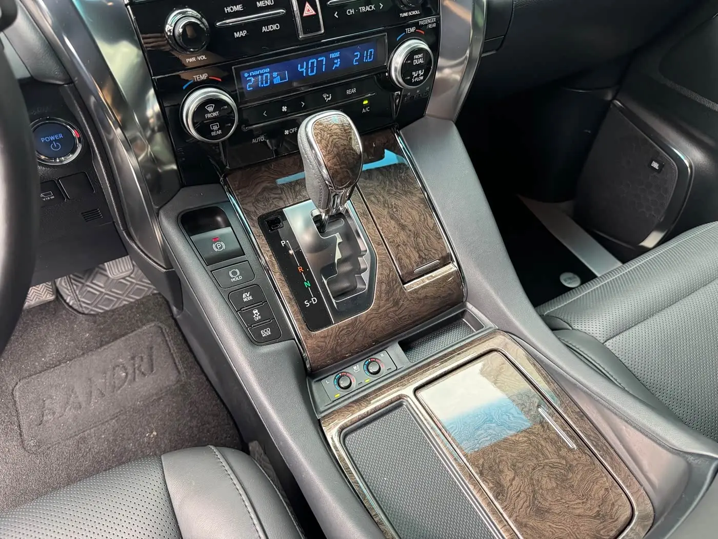 Toyota Alphard 2022 — Photo 12/18