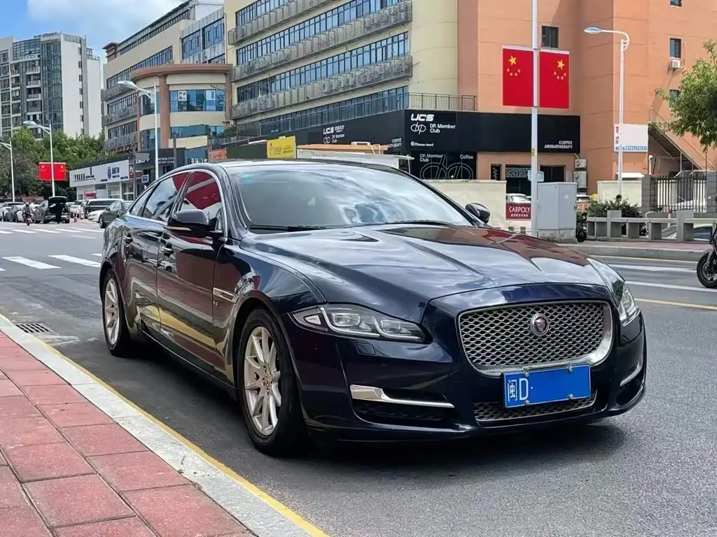 Jaguar XJ 2017 — Фото 3/9