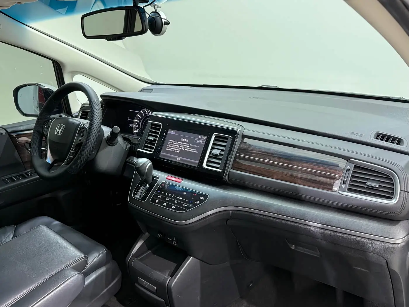 Honda Elysion 2018 — ფოტო 13/18