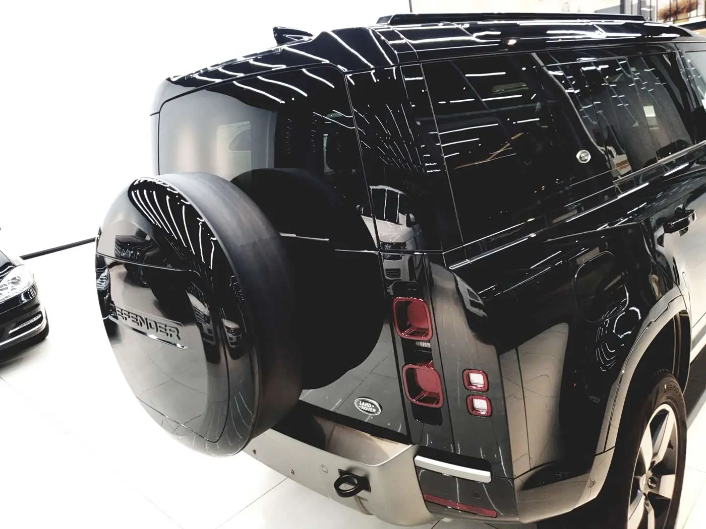 Land Rover Defender 2023 — Фото 16/17